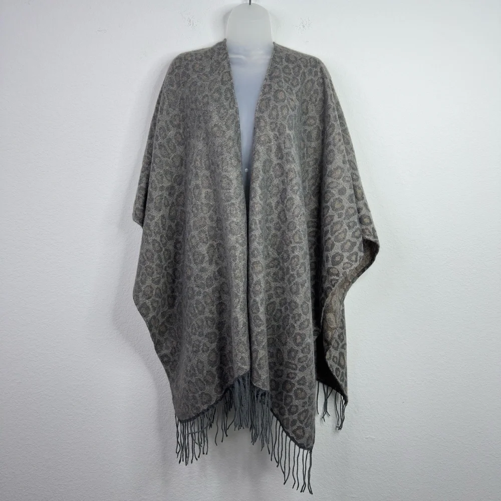 Woolrich Poncho Womens OS Grey Leopard Print Open Front Draped Fringe Boho Shawl